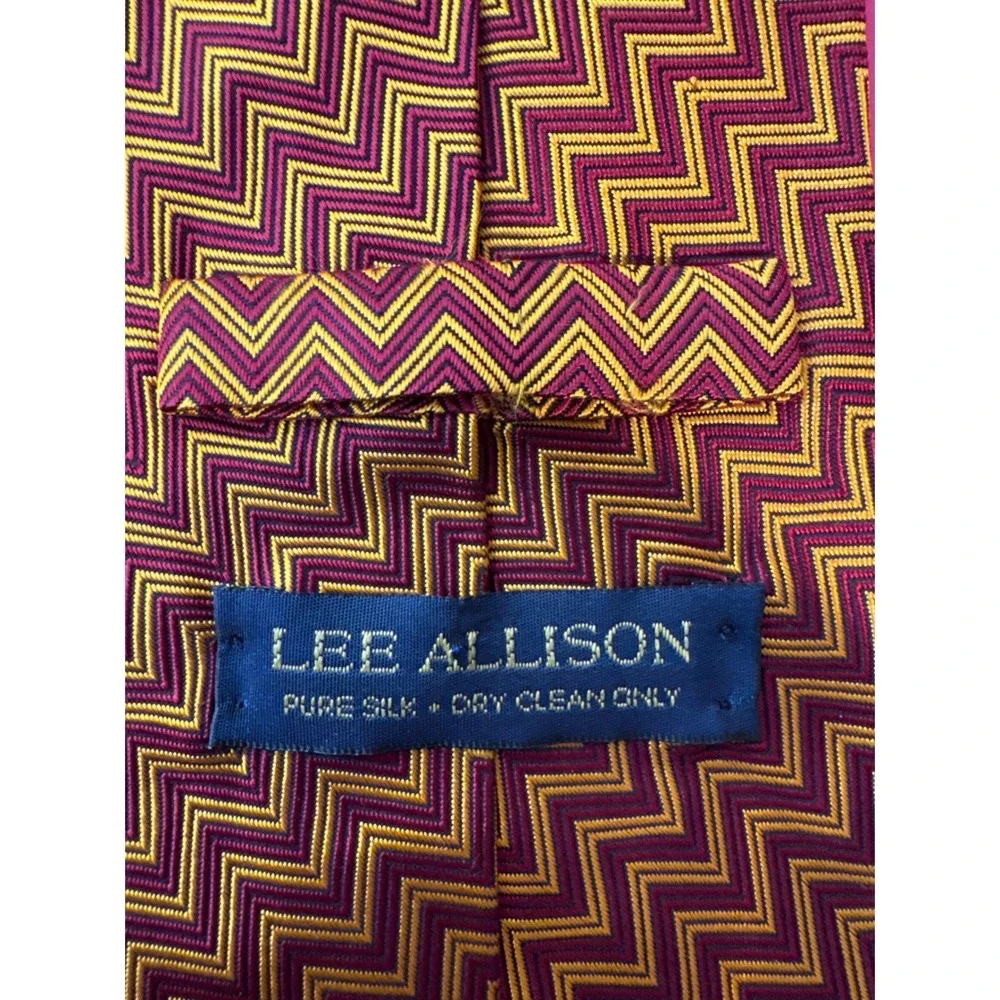 Lee Allison Mens 100 % Silk Tie‎ Burgundy Gold Purple Zigzag Retro Ivy League
